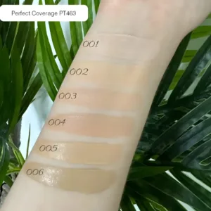 Comparaison de six teintes du fond de teint Perfect Coverage appliquées sur la peau devant des feuilles vertes.