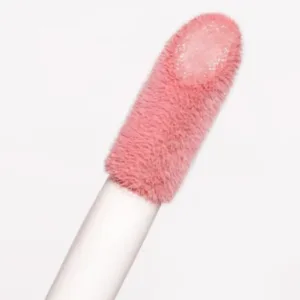 Zoom sur l'embout mousse large et doux du gloss Topface Supernova 002 Reimagine imprégné de rose poudré.