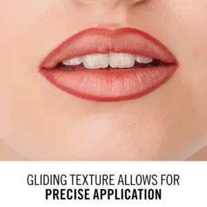 Zoom sur des lèvres avec un contour rouge bordeaux précis, illustrant la texture glissante du crayon Rimmel Bitten Red.