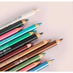 Éventail de crayons fard à paupières Yves Morel en bois, montrant diverses mines colorées et irisées pour un regard intense.
