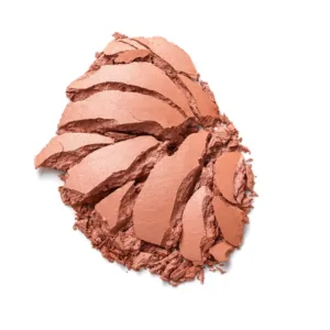 Texture émiettée du blush cuit Flormar 051 Dried Rose montrant une poudre soyeuse aux reflets satinés et lumineux.