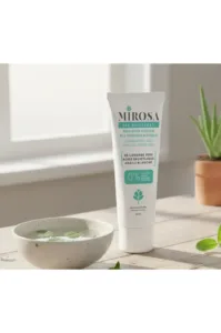 Tube de gel nettoyant Mirosa à l'acide salicylique et argile blanche pour peaux acnéiques, sur fond lumineux.