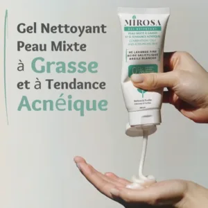 Main versant le gel nettoyant Mirosa pour peaux mixtes à grasses, enrichi en lavande fine et acide salicylique.