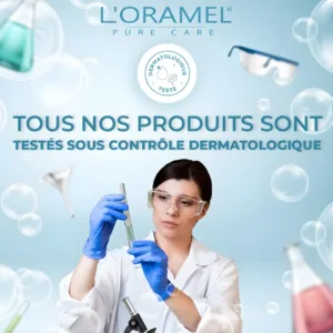 Scientifique en laboratoire manipulant une éprouvette, illustrant les tests dermatologiques des produits L'Oramel.