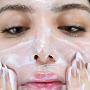 Application du gel-crème K-REINE sur le visage, montrant une texture onctueuse pour peaux sèches et sensibles.