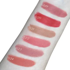 Swatches de six nuances de rouges à lèvres TopFace Rich Matte allant du rose au nude sur un avant-bras pour comparaison.