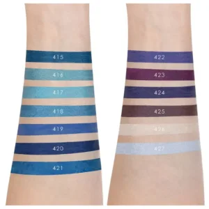 Échantillons de couleurs d'eyeliners appliqués sur un bras, montrant une variété de teintes bleues, violettes et nudes.