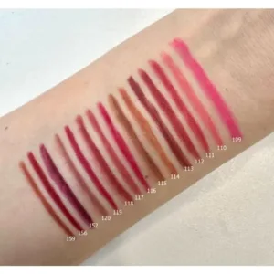 Nuancier de traits de crayons à lèvres Florelle sur un avant-bras, montrant les teintes du rose au brun, incluant le 111.