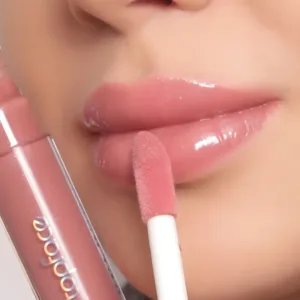 Application du gloss Topface Supernova 002 Reimagine sur les lèvres pour un fini brillant miroir et un volume immédiat.