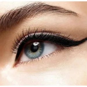 Gros plan d'un œil bleu avec un trait d'eyeliner noir intense et des cils volumineux, maquillage sophistiqué.