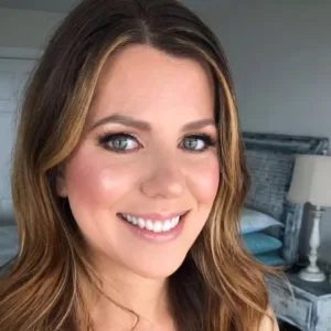Portrait d'une femme souriante au teint lumineux et naturel grâce au fond de teint Topface Skin Twin Cover.