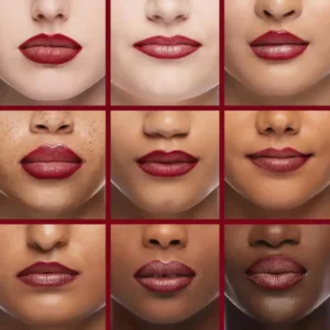 Nuancier du crayon Rimmel 580 Bitten Red appliqué sur neuf carnations différentes, du clair au foncé, sur fond blanc.