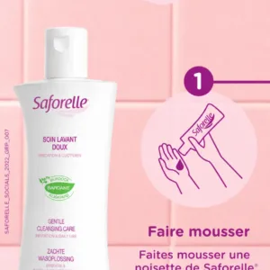 Infographie Saforelle montrant l'étape 1 : verser une noisette de soin lavant dans la main pour la faire mousser doucement.