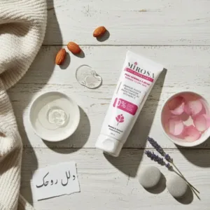 Vue de dessus du gel MIROSA entouré d'amandes, de pétales de rose et de lavande sur un fond en bois blanc texturé.