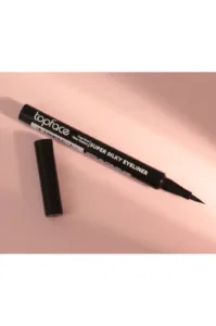 Eyeliner feutre Topface Super Silky noir ouvert sur fond rose, révélant sa pointe fine pour un tracé précis.