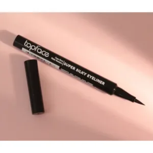 Eyeliner feutre Topface Super Silky noir ouvert sur fond rose, révélant sa pointe fine pour un tracé précis.