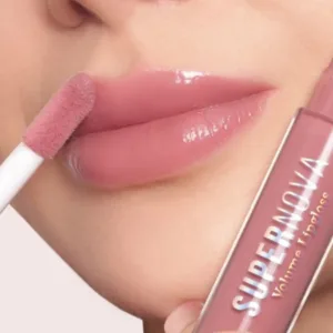 Application du gloss TopFace Supernova N°005 Aura sur les lèvres, fini rose brillant et effet volumateur naturel.