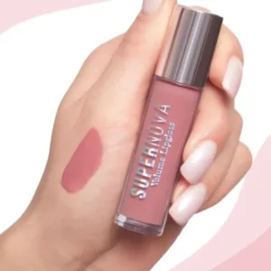 Main tenant le gloss Topface Supernova 005 Aura avec un échantillon rose brillant sur la peau, fini hydratant et éclatant.