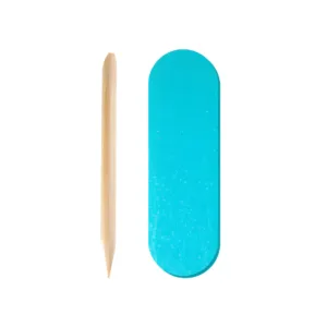 Kit d'accessoires Manino comprenant un bâtonnet repousse-cuticules en bois et une mini lime à ongles bleue sur fond blanc.
