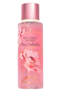 Flacon rose de brume parfumée Pure Seduction La Crème Victoria's Secret avec illustrations de fleurs de cerisier onctueuses.