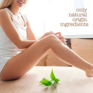 Femme souriante aux jambes lisses avec feuilles vertes et texte "only natural origin ingredients" pour la cire RICA.