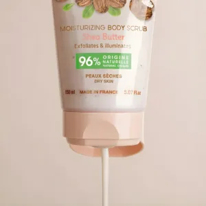 Détail du tube Gommage Corps Evoluderm Délice de Karité montrant la mention 96% d'origine naturelle et le soin qui s'écoule.
