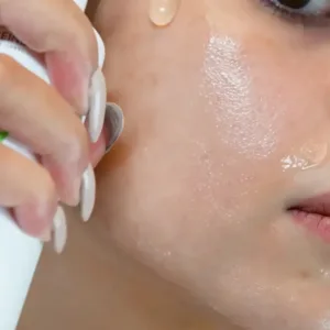 Dépose d'une perle de gel nettoyant K-Reine sur le visage pour une hydratation et une sensation de pureté durable.