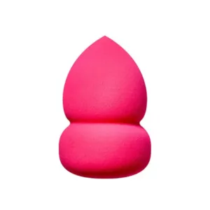 Éponge de maquillage rose fuchsia en forme de goutte incurvée sur fond blanc, idéale pour un teint uniforme et naturel.