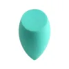 Éponge de maquillage ergonomique LUKASI de couleur turquoise avec une face plane pour une application homogène du teint.