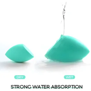 Comparaison de l'éponge LUKASI sèche et humide illustrant son expansion et sa forte capacité d'absorption d'eau.