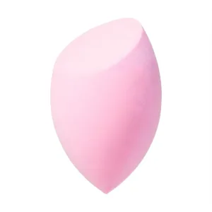 Gros plan d'une éponge de maquillage rose pâle avec une face biseautée plane et une pointe effilée sur fond blanc.