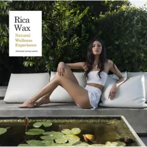 Femme assise en extérieur, peau lisse et radieuse, illustrant le soin après une épilation avec la cire naturelle Rica.