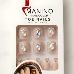 Boîte de faux ongles pour pieds MANINO beige nude avec strass brillants et design élégant pour une pédicure instantanée.