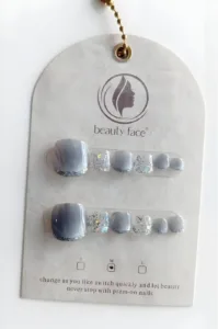 Kit de press-on nails pour pieds Beauty Face, design italien gris dégradé effet œil de chat et paillettes argentées.