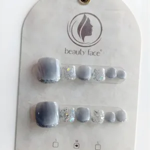 Kit de press-on nails pour pieds Beauty Face, design italien gris dégradé effet œil de chat et paillettes argentées.