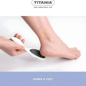 Main utilisant la face émeri noire de la lime Titania sur un talon pour lisser la peau après le retrait des cornes.