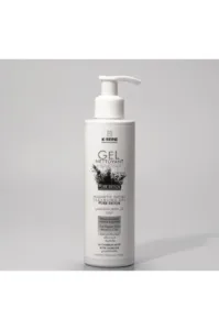Flacon pompe blanc de Gel Nettoyant Magnétique K-REINE au charbon actif pour purifier en douceur les peaux mixtes à grasses.
