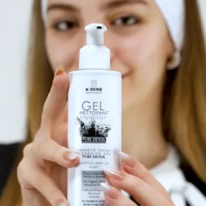 Flacon pompe du Gel Nettoyant Magnétique K-REINE présenté par une utilisatrice pour un soin quotidien purifiant.