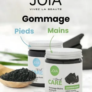 Deux pots de gommage JOIA au charbon noir pour mains et pieds avec une cuillère de poudre exfoliante sur fond marbre.