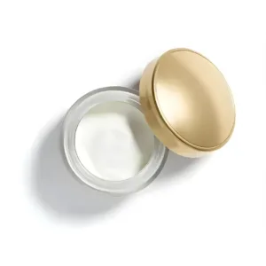 Vue de dessus d'un pot de crème cosmétique ouvert révélant une texture blanche onctueuse avec un couvercle doré.