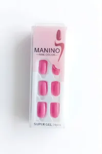Boîtier transparent de 24 faux ongles Manino coloris rose fushia brillant, effet super gel pour une manucure professionnelle.