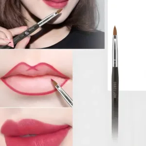 Visage et gros plan illustrant l'application d'un rouge à lèvres framboise avec le pinceau professionnel Pollié.