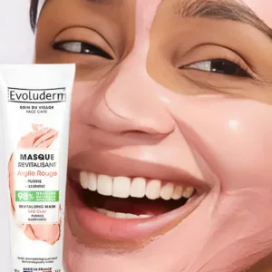 Femme souriante portant le masque Evoluderm à l'argile rouge, à côté du tube de soin purifiant fabriqué en France.