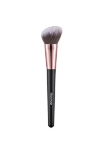 Pinceau à blush biseauté Flormar aux poils doux bicolores et manche noir pour un teint éclatant.