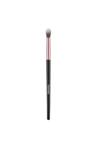 Pinceau estompeur Flormar à manche noir et virole rose doré, doté de poils souples pour dégrader le fard à paupières.