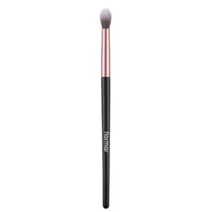 Pinceau estompeur Flormar à manche noir et virole rose doré, doté de poils souples pour dégrader le fard à paupières.