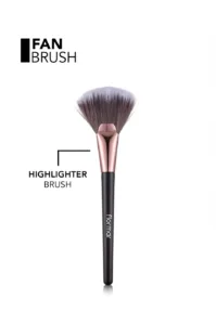 Pinceau éventail Flormar aux poils bicolores et manche noir, idéal pour une application précise de l'enlumineur.