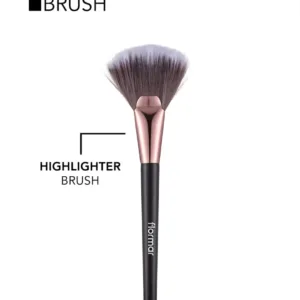 Pinceau éventail Flormar aux poils bicolores et manche noir, idéal pour une application précise de l'enlumineur.