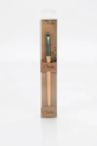 Pinceau sourcils et estompeur C'Belle avec manche en bois ergonomique et poils synthétiques doux dans son emballage beige.