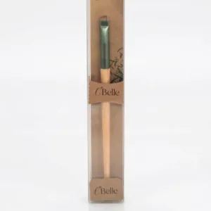 Pinceau sourcils et estompeur C'Belle avec manche en bois ergonomique et poils synthétiques doux dans son emballage beige.